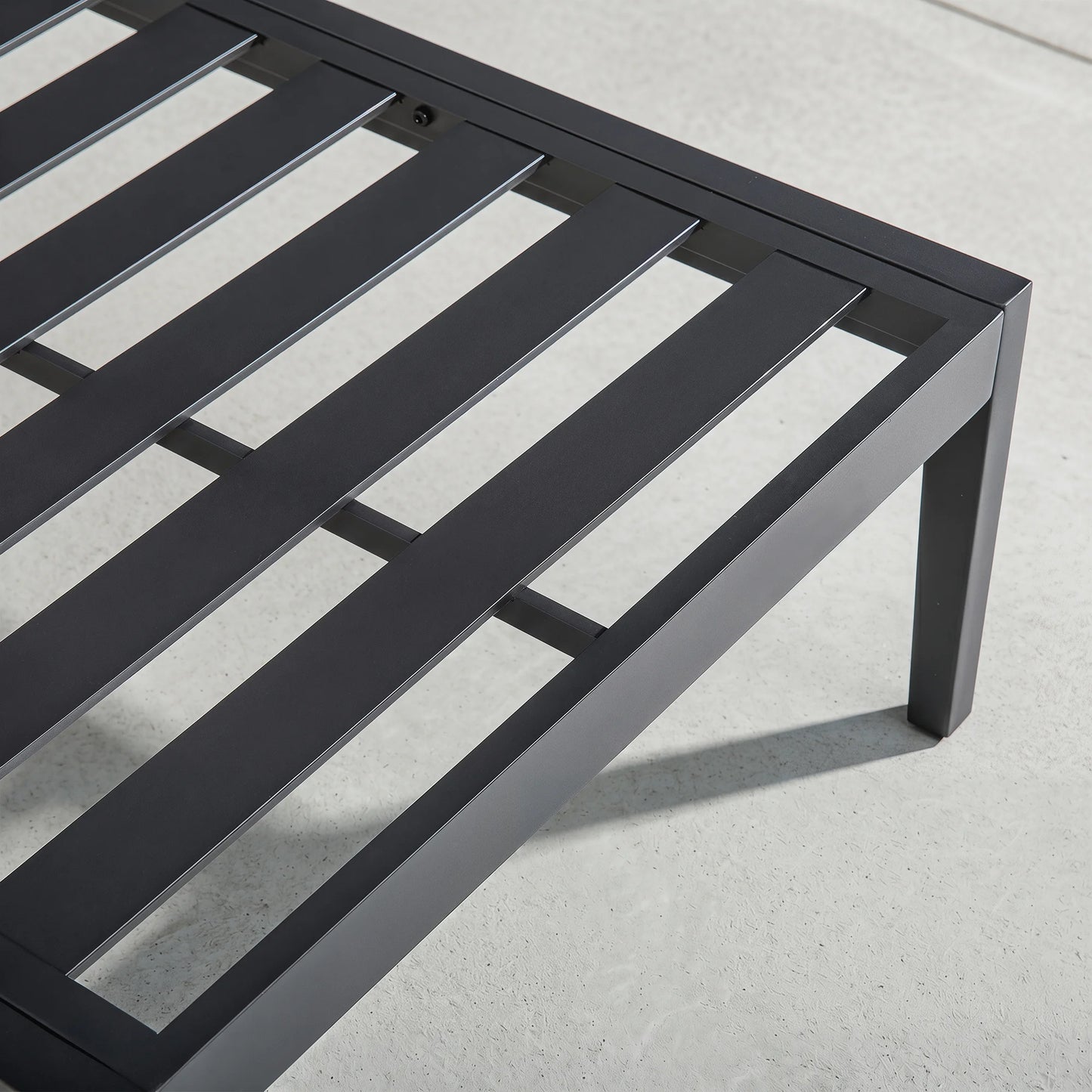 Gullfoss Aluminum Modern Outdoor Daybed With Thick Cushion