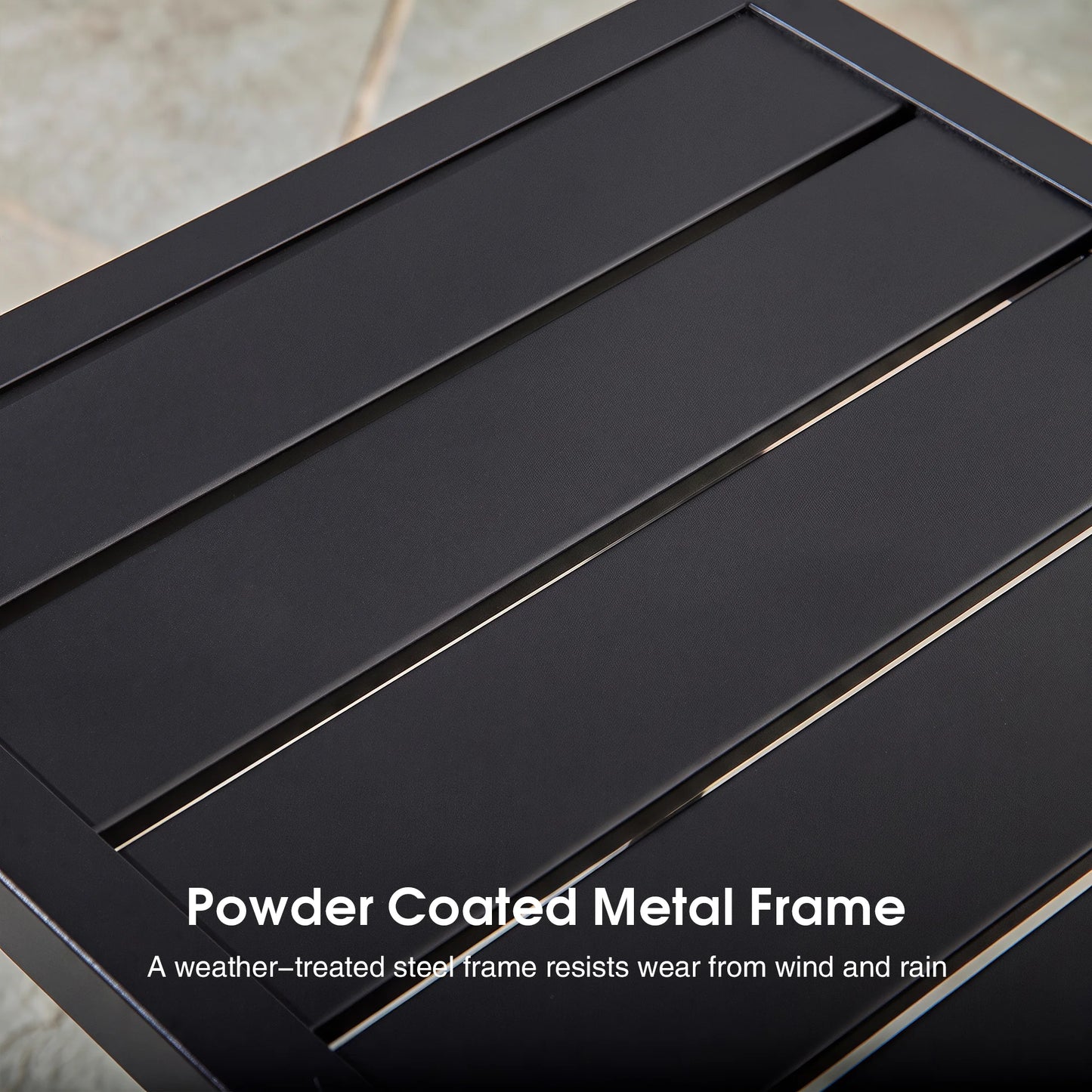 Detailed macro shot of the Saporta slatted tabletop with text overlay highlighting the premium E-coated rust-proof metal frame.